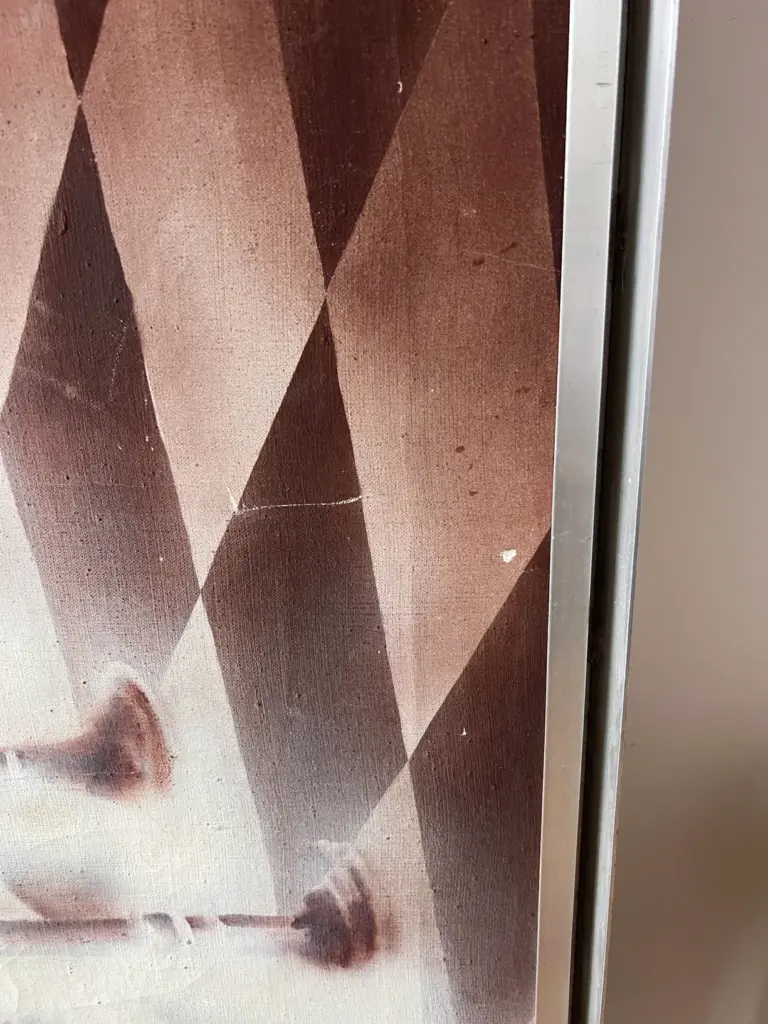 Obra contemporánea ‘En la barra’ — detalle del suelo ajedrezado · restauración de arte contemporáneo | ECRA