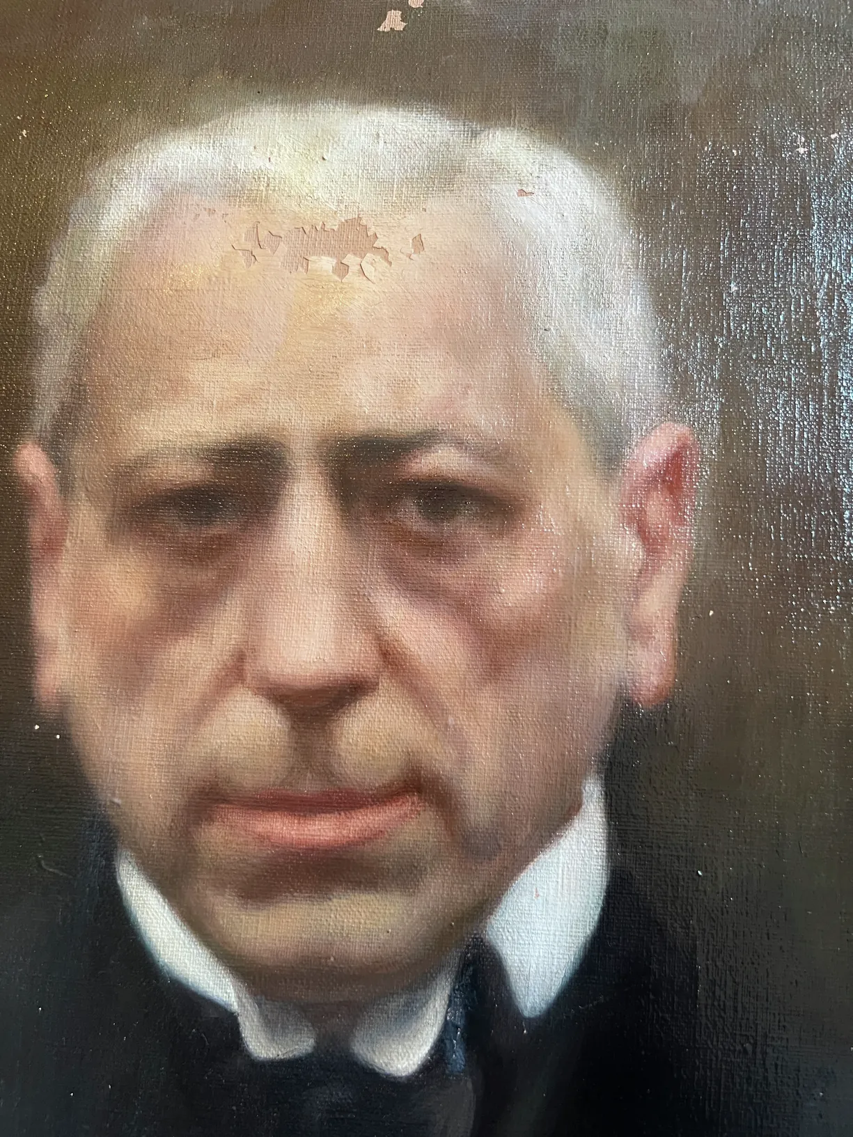 Restauración de obras de arte en Madrid, retrato al óleo antes de la intervención con el barniz oxidado y amarilleado