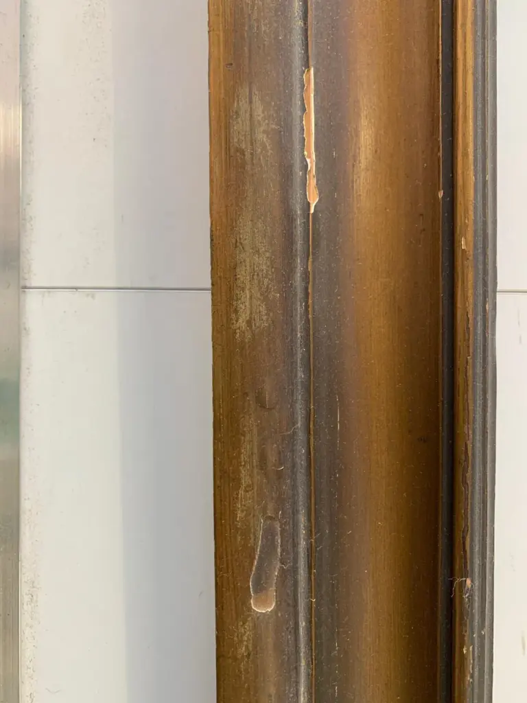 Marco antiguo dorado — detalle del canto · restauración de marcos antiguos