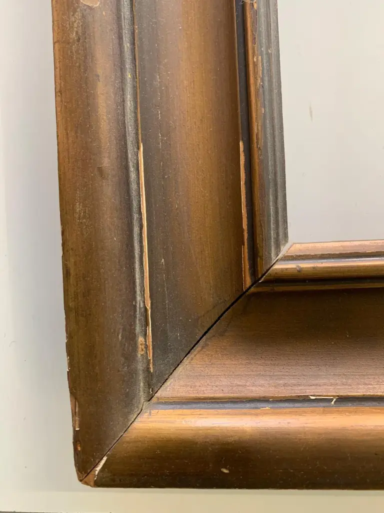 Marco antiguo de madera dorada — detalle de la esquina · restauración de marcos antiguos
