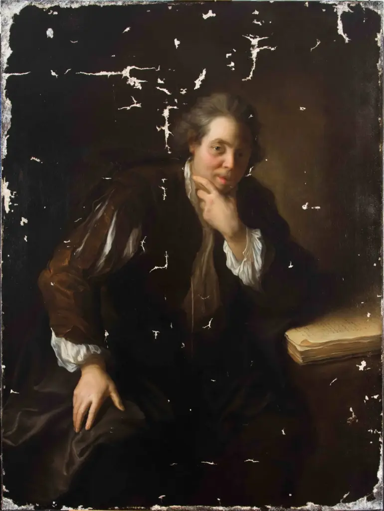Retrato de hombre sentado con casaca marrón junto a un libro, después de la limpieza y antes de la reintegración: lagunas blancas a la vista en el fondo, los bordes y la casaca.