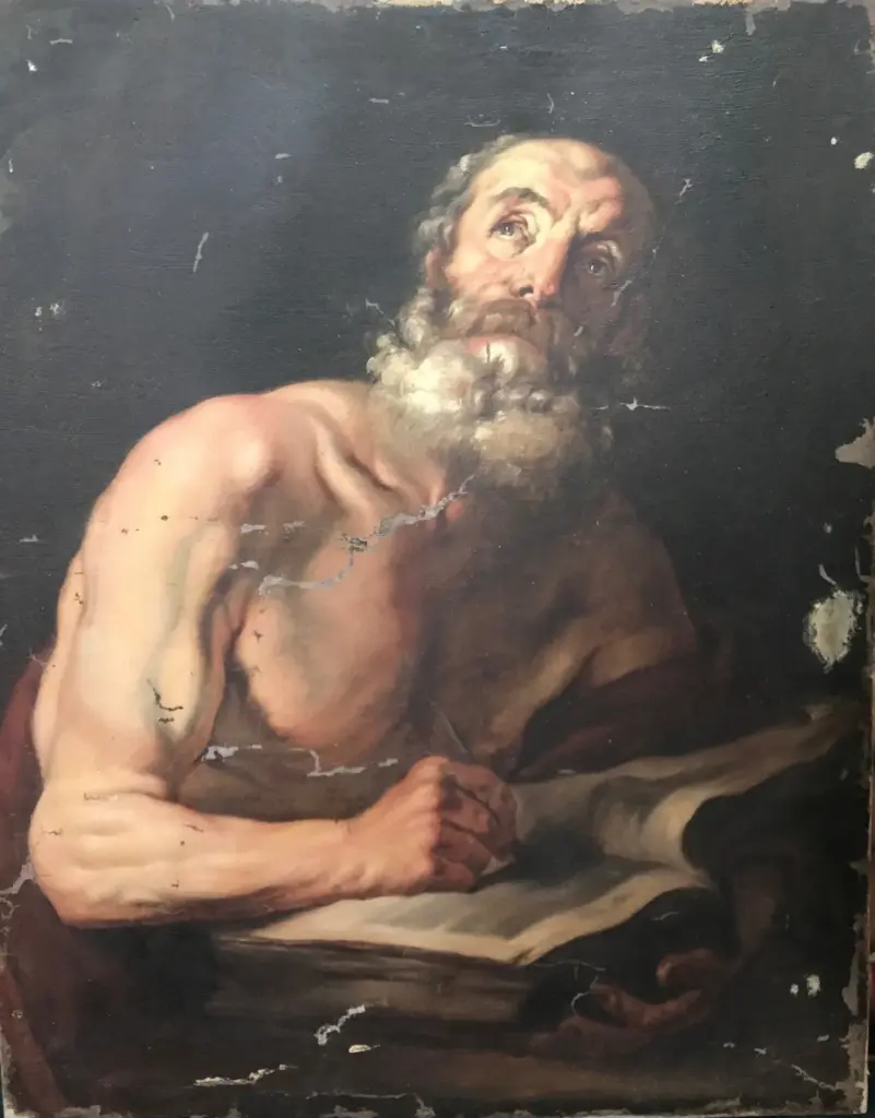 Óleo de un anciano escribiendo antes de la restauración: grietas y lagunas de color en el pecho, el brazo, la barba y el fondo, con el lienzo sin enmarcar.