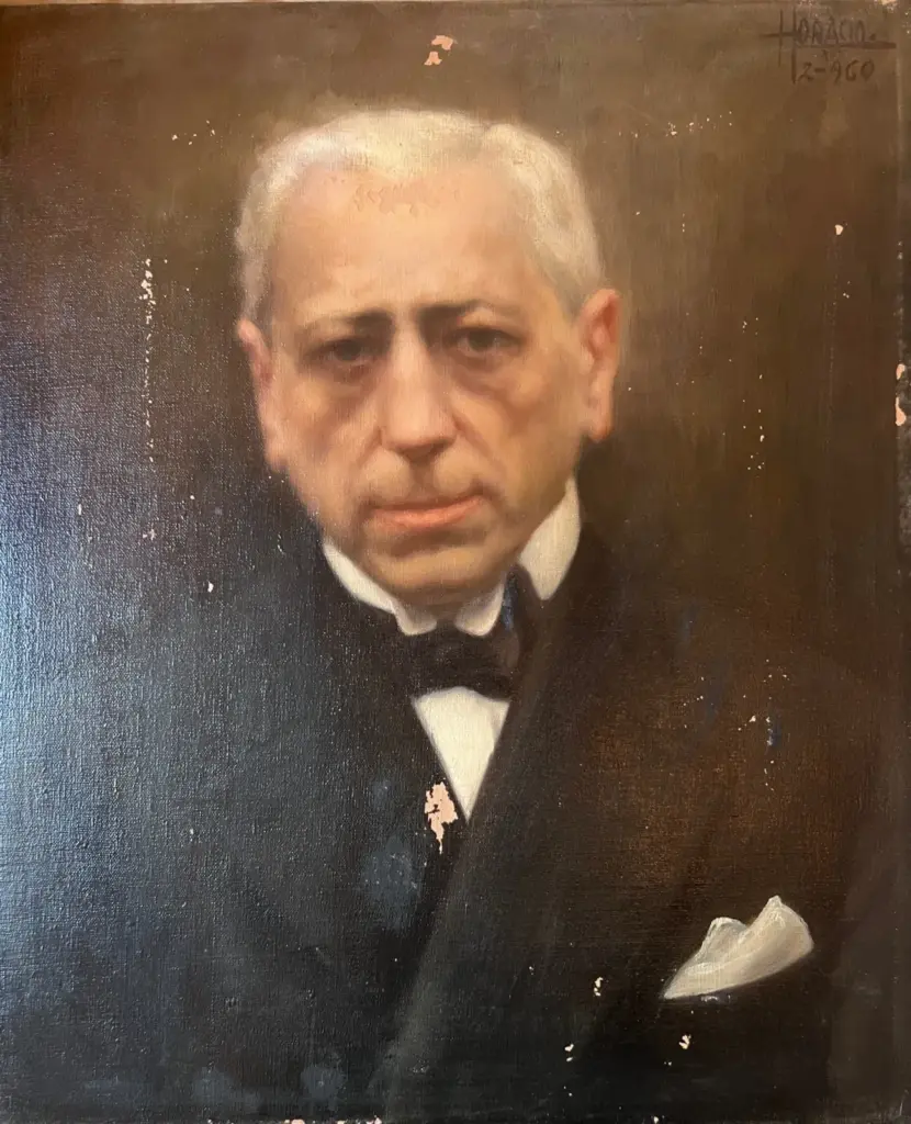 Retrato de caballero de pelo blanco con esmoquin, pajarita y pañuelo de bolsillo, firmado «Horacio» arriba a la derecha, antes de la restauración: pequeñas pérdidas de color en el fondo y la solapa.
