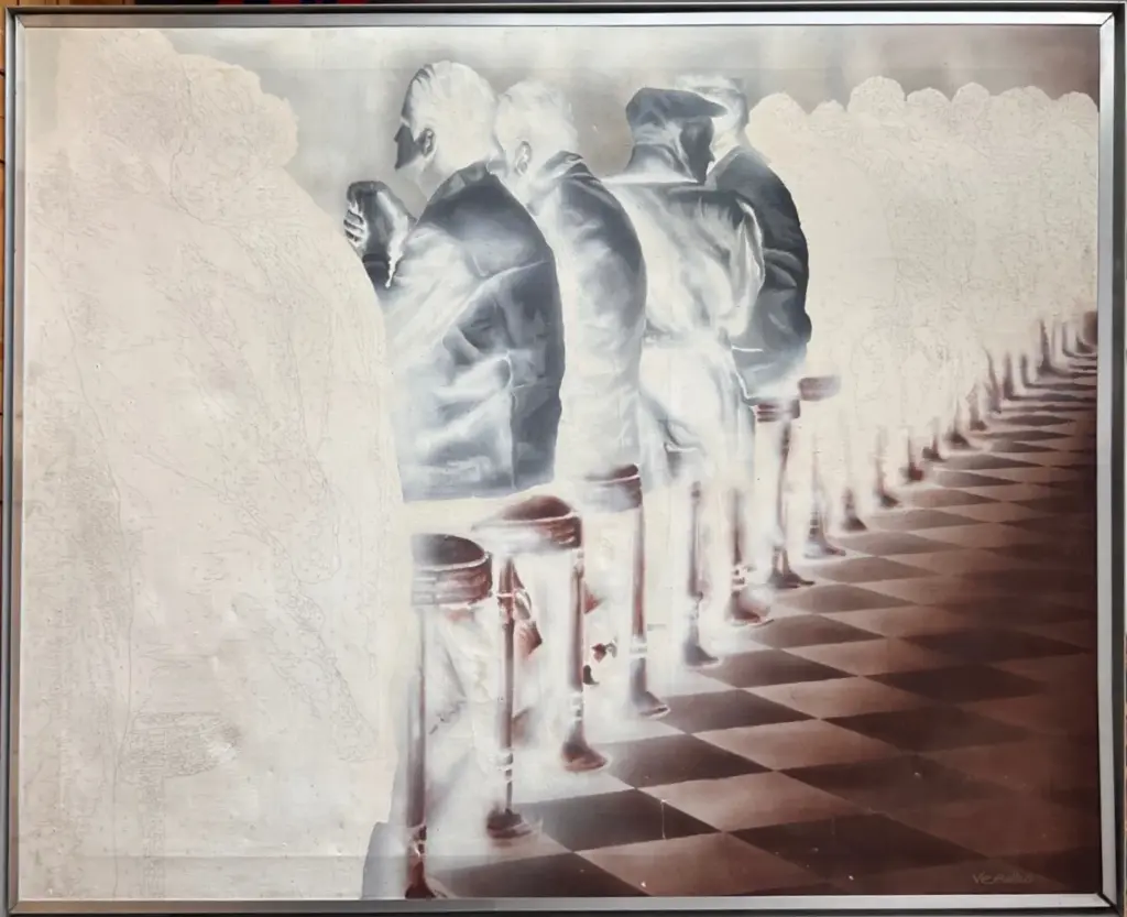 «Anónimos-1» de José Luis Verdes, 1972: hombres de espaldas sentados en taburetes ante una barra sobre suelo ajedrezado, con parte del lienzo solo dibujada a lápiz, en marco de aluminio.