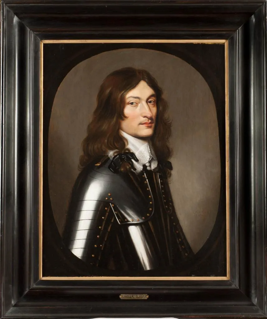 Retrato de caballero con armadura y cuello de encaje en formato oval tras la restauración, montado en un marco negro con filete dorado y placa de latón.